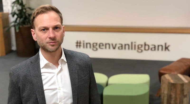 Bild på Sparbankens vd, Björn Rinstad, som tittar in i kameran.