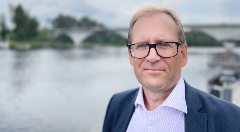 Torbjörn Axklint fotograferad vid kajen med Leksandsbron i bakgrunden.
