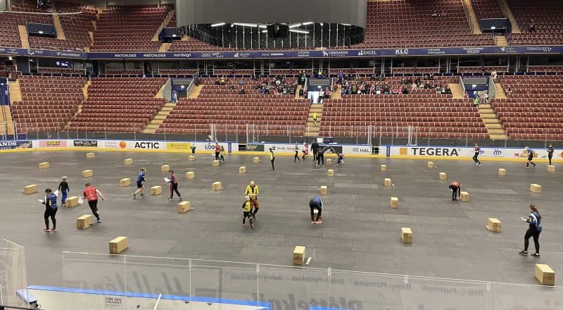 Lådor står utställda i Tegera Arena, som deltagarna springer emellan.
