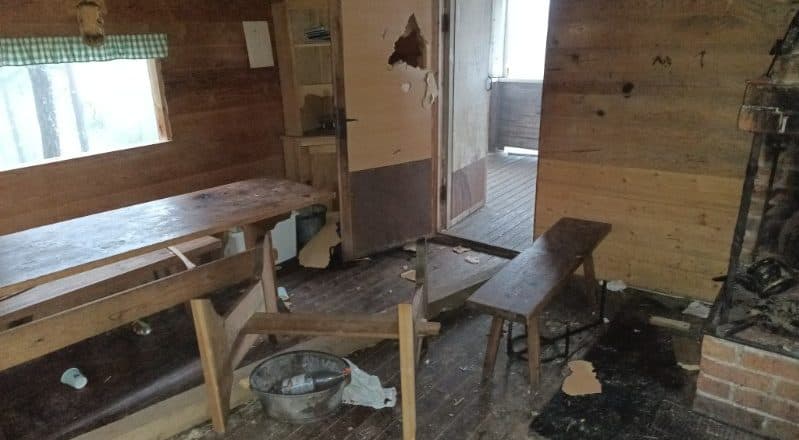 Bänkar och bord ligger huller om buller på golvet