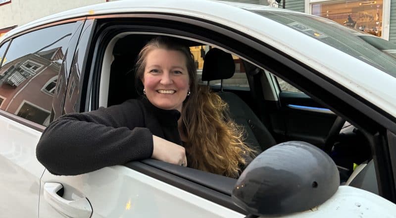 Alexandra Larsson har armen ut genom passagerarfönster och ler brett mot kameran.