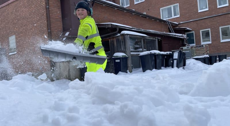 Andreas kastar upp ett snölass i luften.