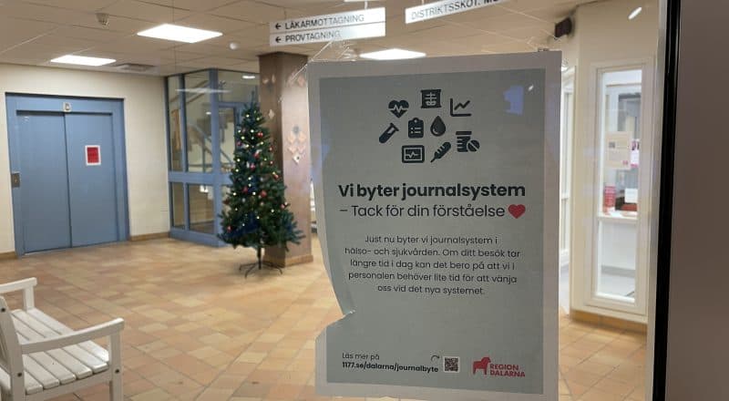 Anslag på dörr med texten "Vi byter journalsystem - tack för din förståelse".