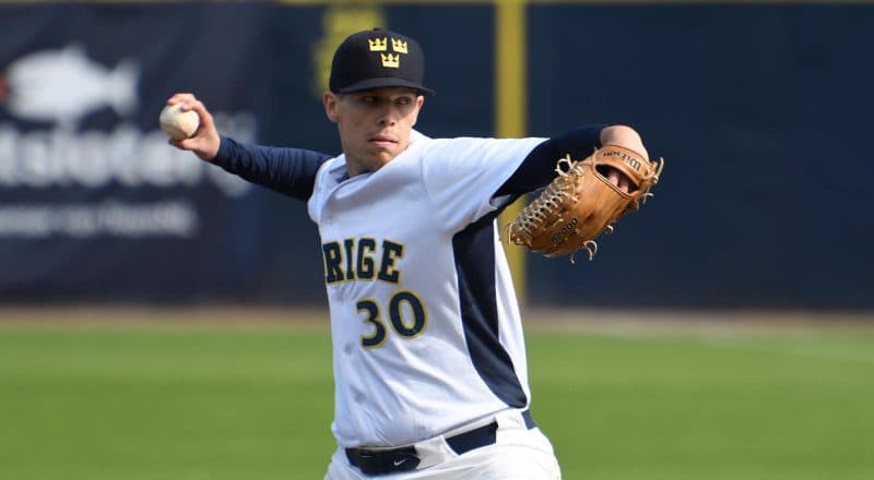 Emil Fagerlund drar bak armen för att kasta iväg en baseboll.