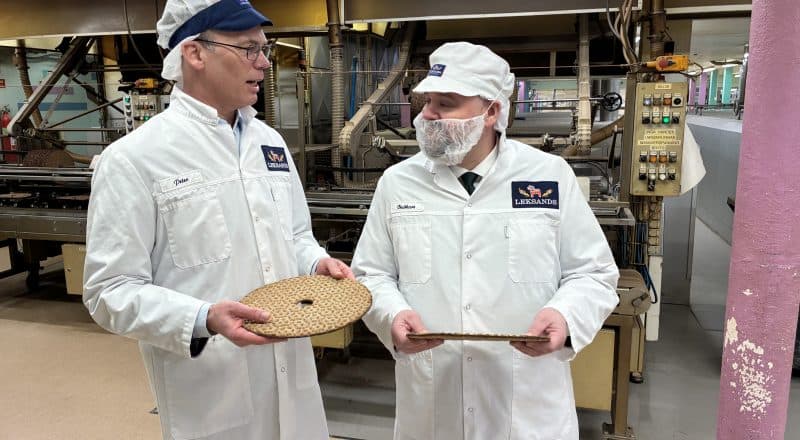 Peter Joon och Peter Kullgren håller i varsin rund brödskiva.