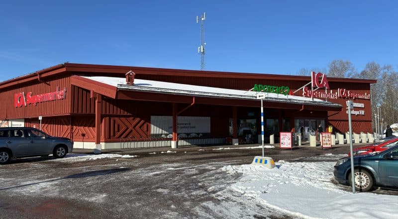 Exteriörbild som visar hela den röda fasaden.