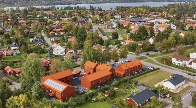 Flygbild med inritade hus.