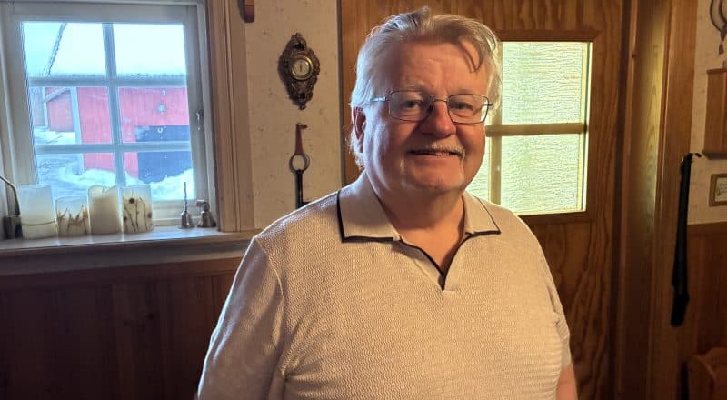 Peo Nordlöf i ljus pikétröja fotograferad inomhus.