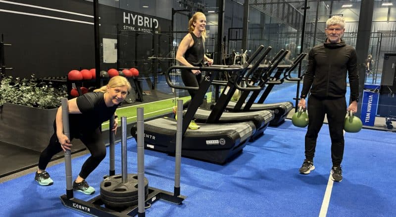 Lena Åhlstad knuffar en viktsläde, Sofia Winge springer på ett löpaband och Mats Svalänge bär på kettlebells.