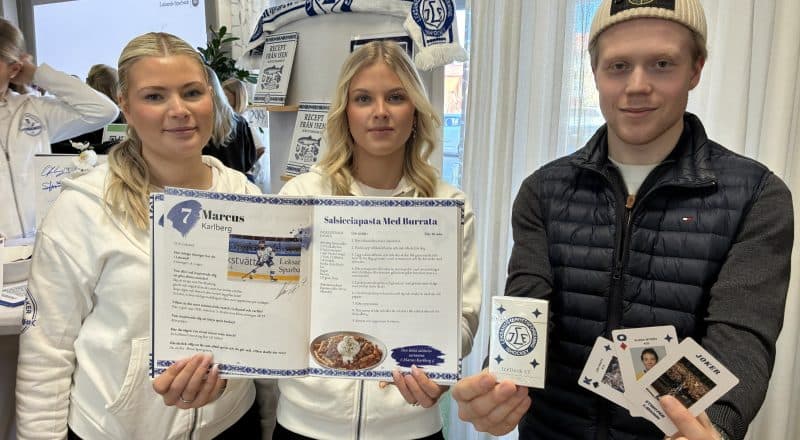 Ungdomar som håller fram kokbok och spelkort med hockeyspelare på bilderna.