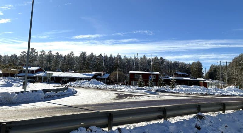 Bild på befintlig korsning en solig vinterdag. Restaurang Moskogen i bakgrunden.