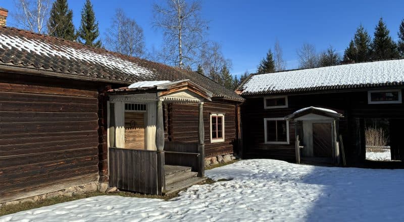 Exteriör på Skräddargården med snö på marken.