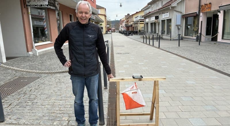 Per Spik ler vid en orienteringskontroll utställd på gågatan i Leksand.