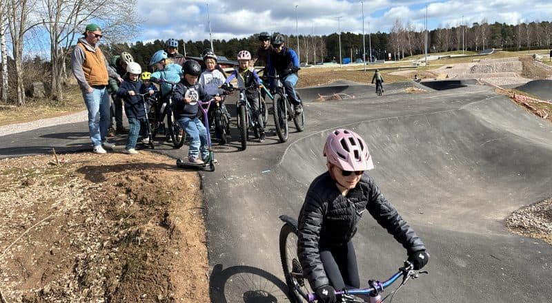 En grupp samlade cyklister och sparkcyklister uppradade vid banans start.