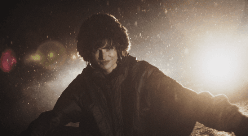 Artisten Karin Park i närbild en snöig vinternatt.