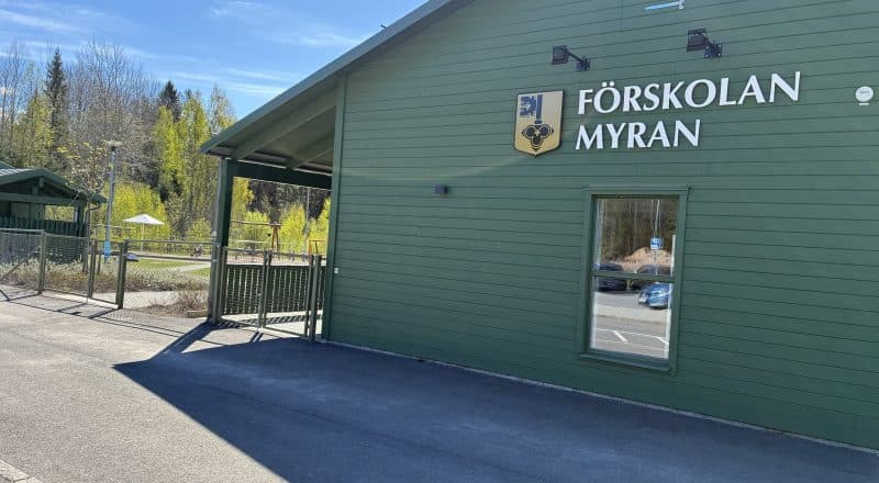 Exteriörbild på förskolans fasad i somrig miljö.