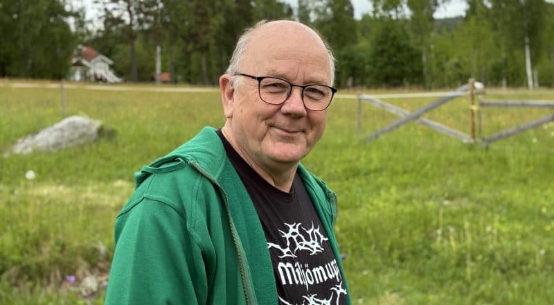 Olle Berglund ler mot kameran i naturen, och på hans svartvita tröja syns texten "Miljömupp"