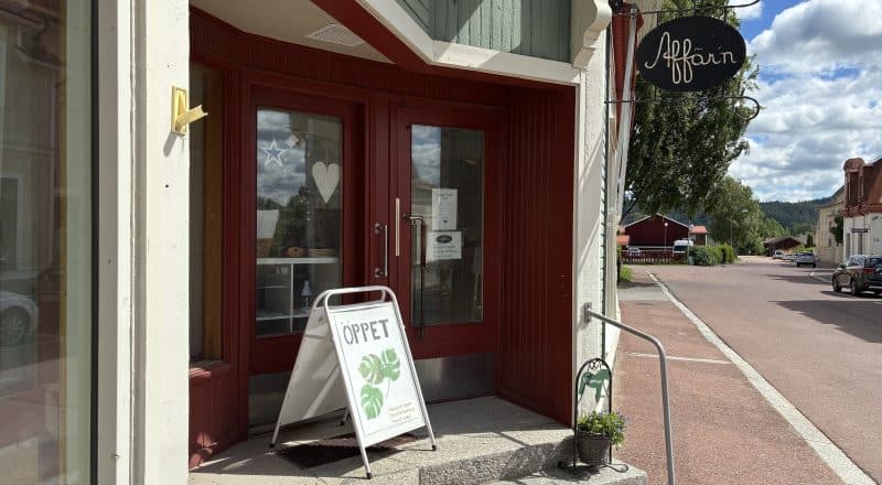 Bild på butikens ingång och en skylt med texten "Affär'n"