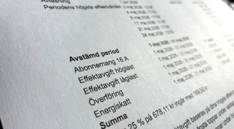 Närbild på en elräkning där det suddas ut siffror och detaljer. Men orden "Effektavgift höglast" och "Effektavgift låglast" är som skarpast.