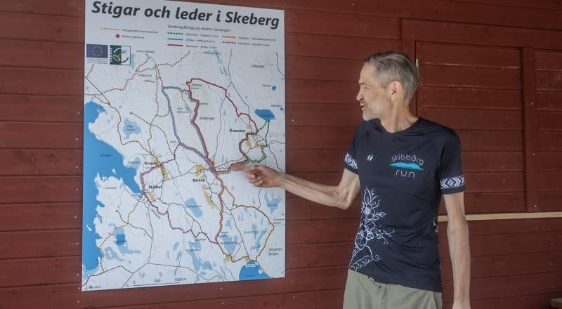 man visar på karta