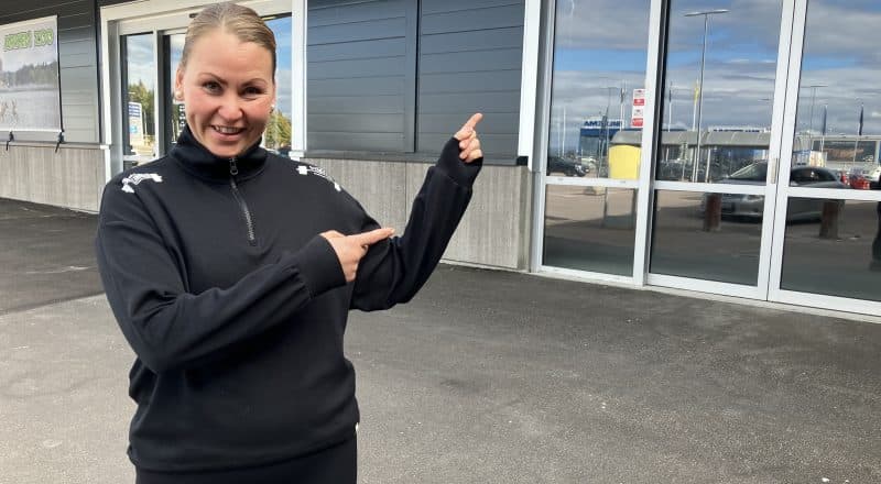 Lotta Eriksson framför nya lokalen.