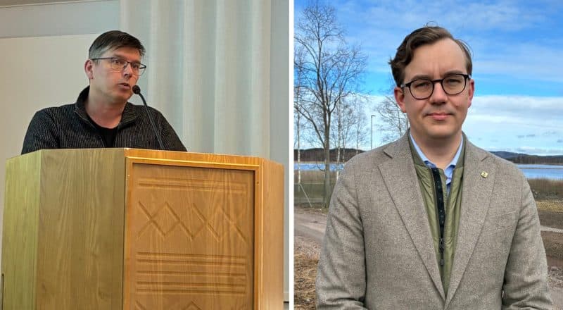 Mannen till vänster står bakom mikrofonen i en talarstol, mannen till höger står utomhus på en solig vår-eller höstdag.