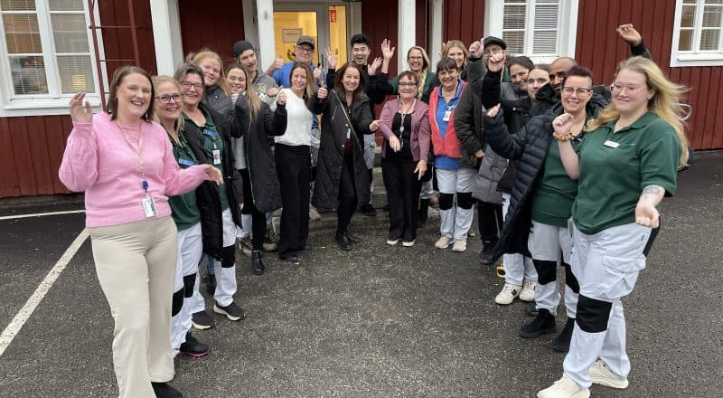 Ett 20-tal medarbetare står framför hemtjänstens lokaler i Tibble i Leksands kommun