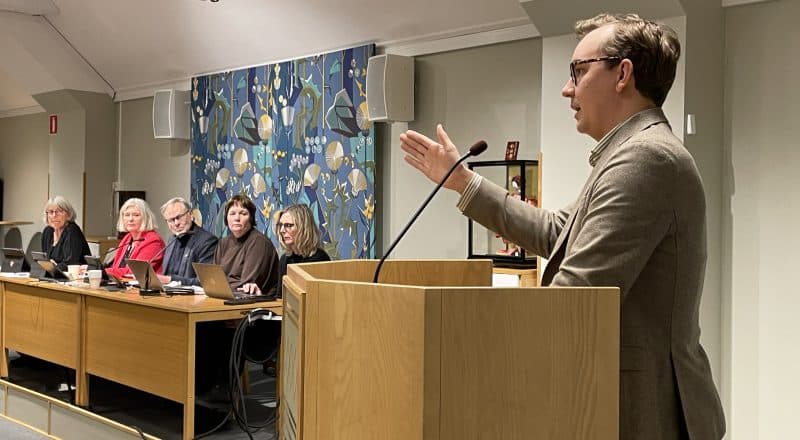 Sebastian Larsson pekar med hela handen