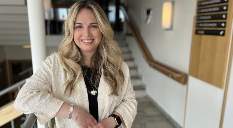 Lisa Widén ler brett framför trapphuset i Leksands kommunhus
