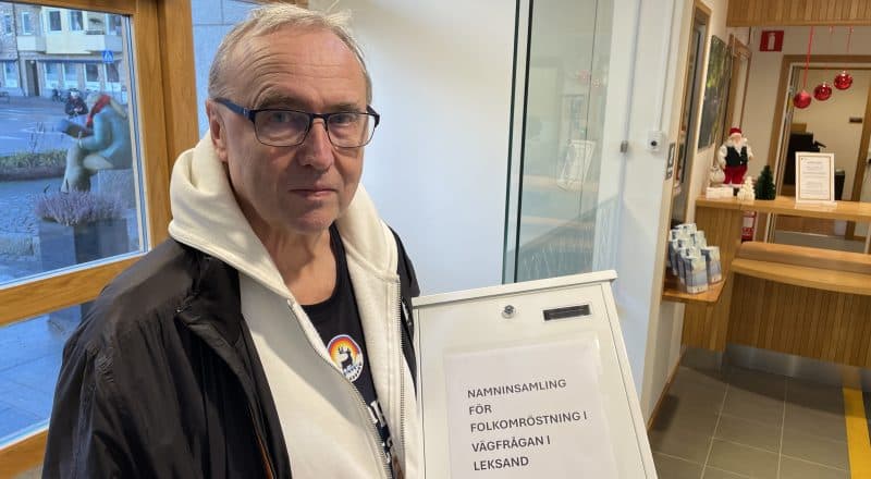 Man håller i postlåda