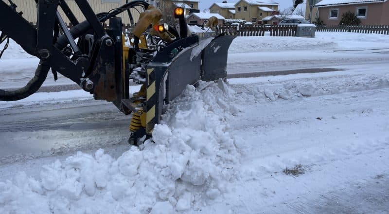 Inzoomad bild på bladet på ett snöröjningsfordon.
