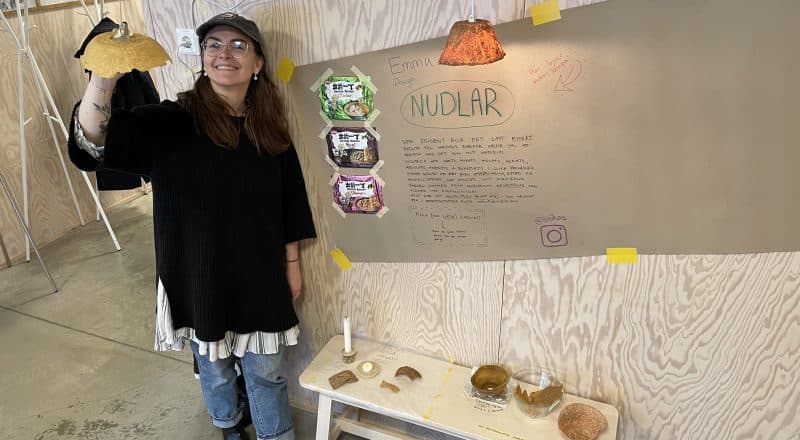 Emma Tranevik visar upp sina konstverk gjorda av nudlar.