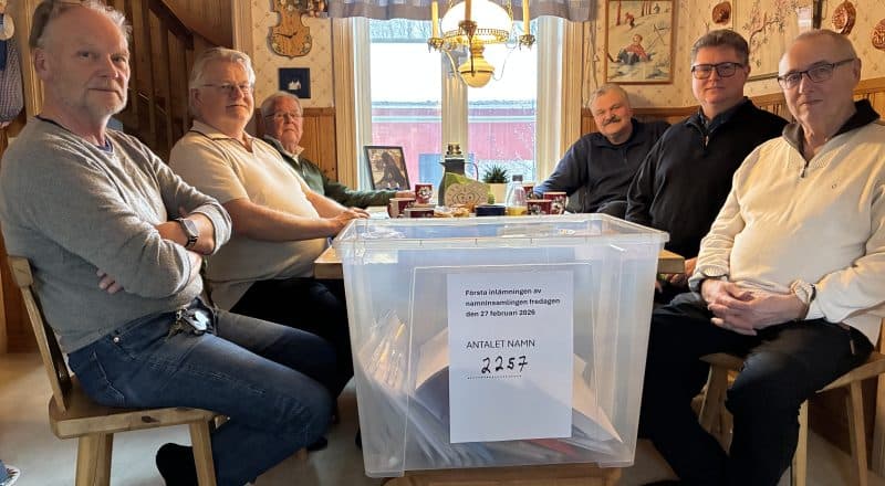 Delar av väggruppen samlad kring ett köksbord i en hemmamiljö.