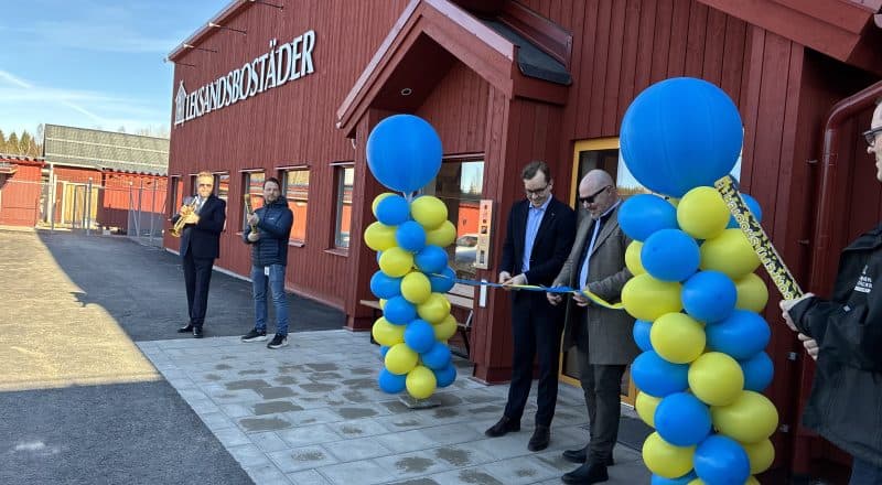 Två personer klipper ett invigningsband.