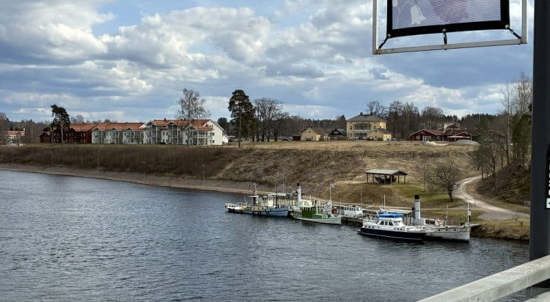 Översiktsbild tagen från Leksandsbron i riktning mot förskolan Rosen, Övermo gård och Rosens lada.