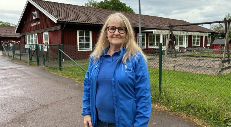 Carin Malm står med blå tröja och blå KD-jacka framför Förskolan Rosen.