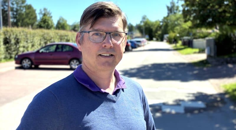 Johan Fändriks står på en gata utanför Åkerö Skola och ler mot kameran.