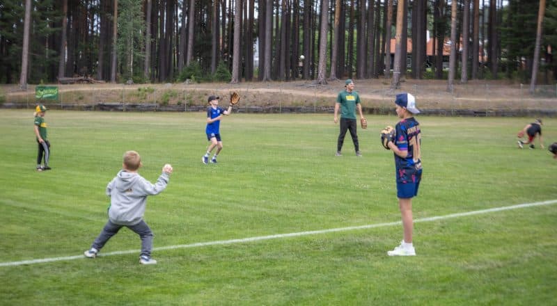 barn tränar baseball