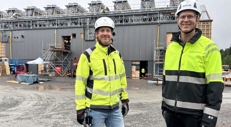 Sven Tägtsten och Björn Ahnell framför Ecodatacenter i Kvarnsveden, Borlänge.