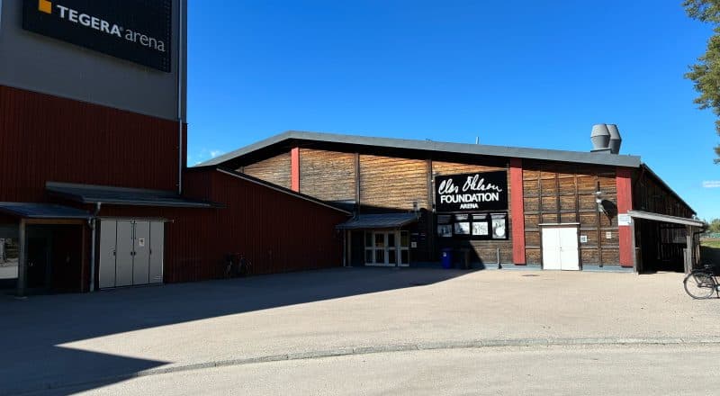 Exteriörbild på den lilla och stora ishallen sida vid sida med varandra.