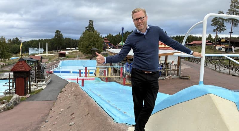 Martin Erkenborn ger tummen upp vid en av vattenlandets attraktioner.