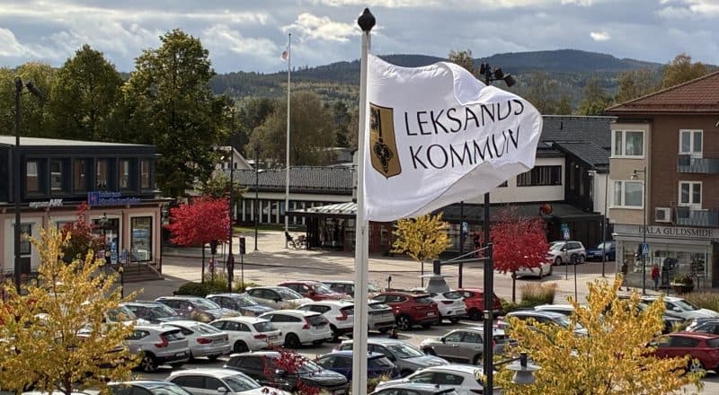 Flagga med Leksands kommuns emblem vajar i vinden vid Torget-parkeringen.